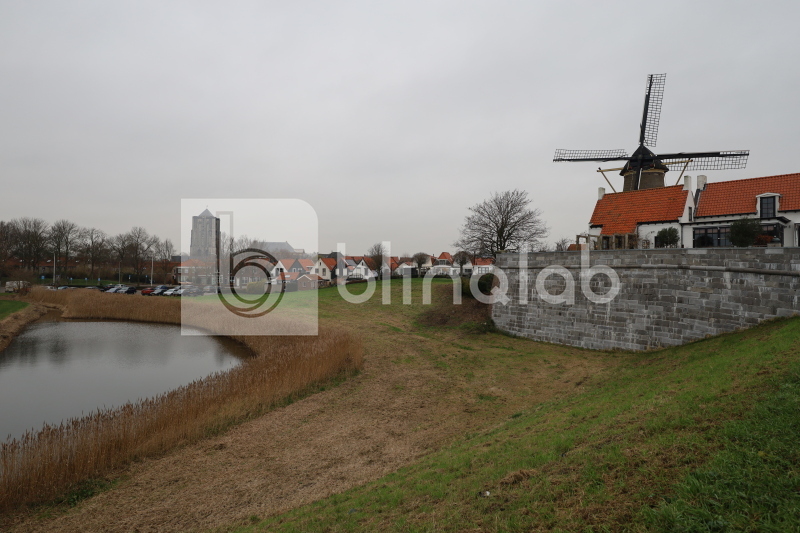 Molen-de-haas-en-op-achtergrond-Sint-Lievensmonstertoren