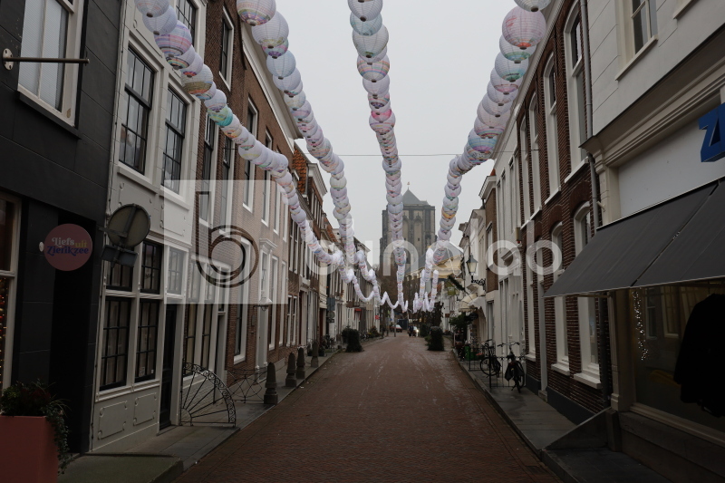 Poststraat-Zierikzee-op-achtergrond-sint-lievenmonstertoren