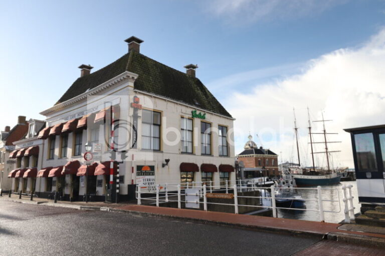 Hotel-zeezicht-met-haven