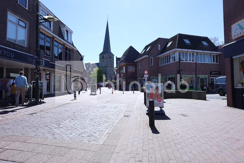 Winkelstraat-uitzicht-kerk