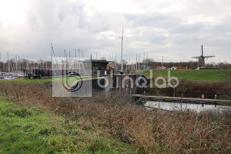 IMG_1411-Voetgangersbrug-op-achtergrond-molen-de-Haan